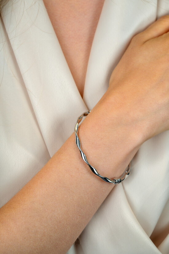 ZINZI zlv. bangle armband gedraaid 4mm