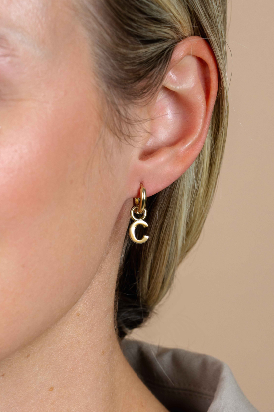 ZINZI Gold Plated Letter Earrings Pendant C price per piece ZICH2145C (excl. hoop earrings)