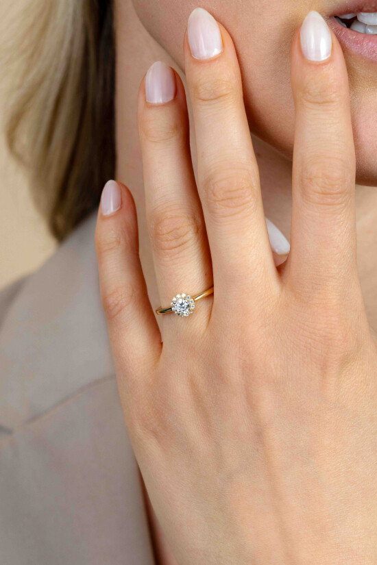 ZINZI gold-plated silver entourage engagement ring set with white zirconia and a small heart on the side ZIR2697Y