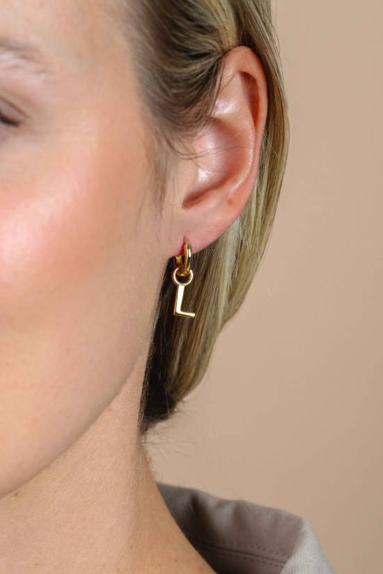 ZINZI Gold Plated Letter Earrings Pendant L price per piece ZICH2145L (excl. hoop earrings)
