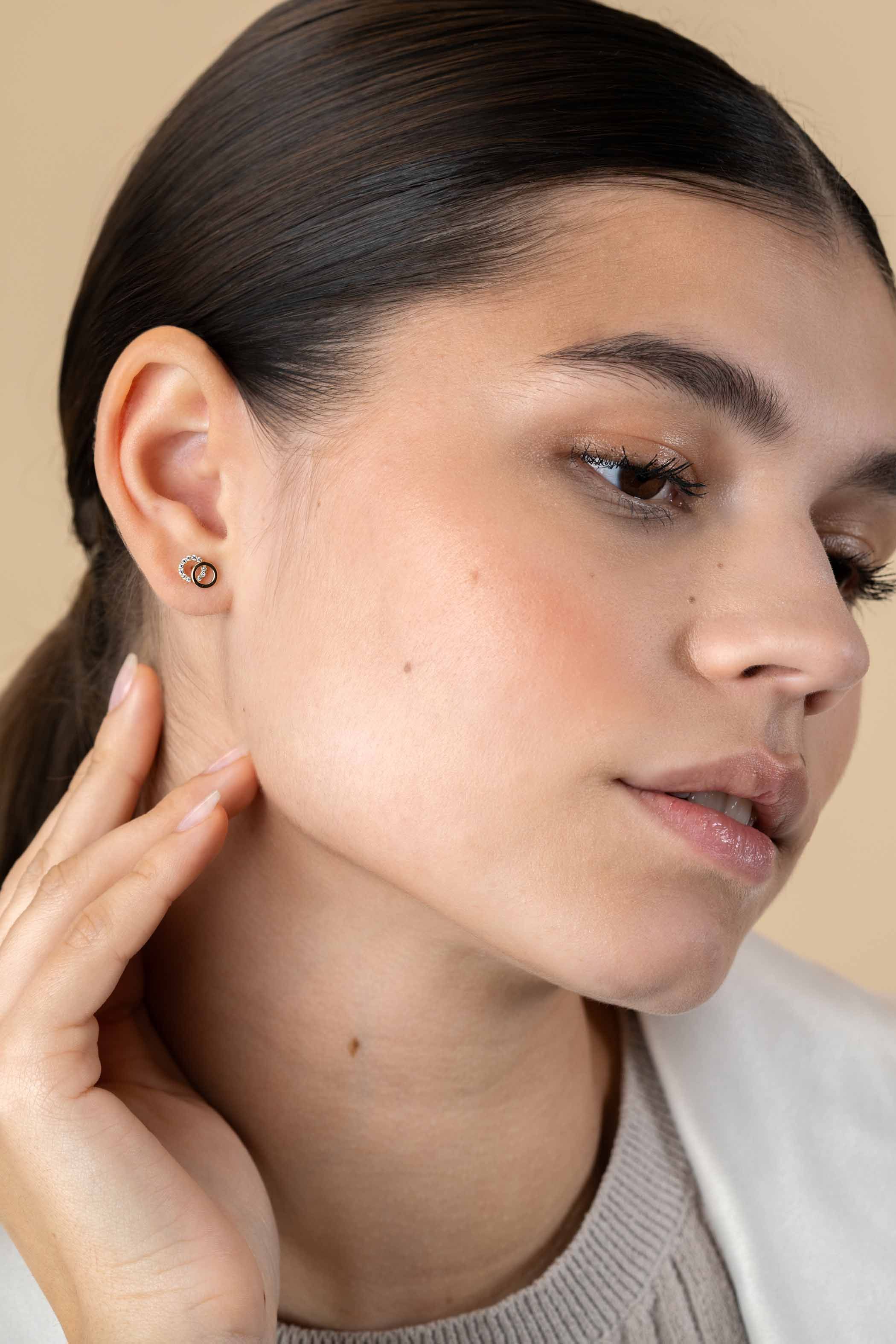 9mm ZINZI 14K Gold Stud Earrings Connected Open Circles White Zirconias ZGO466