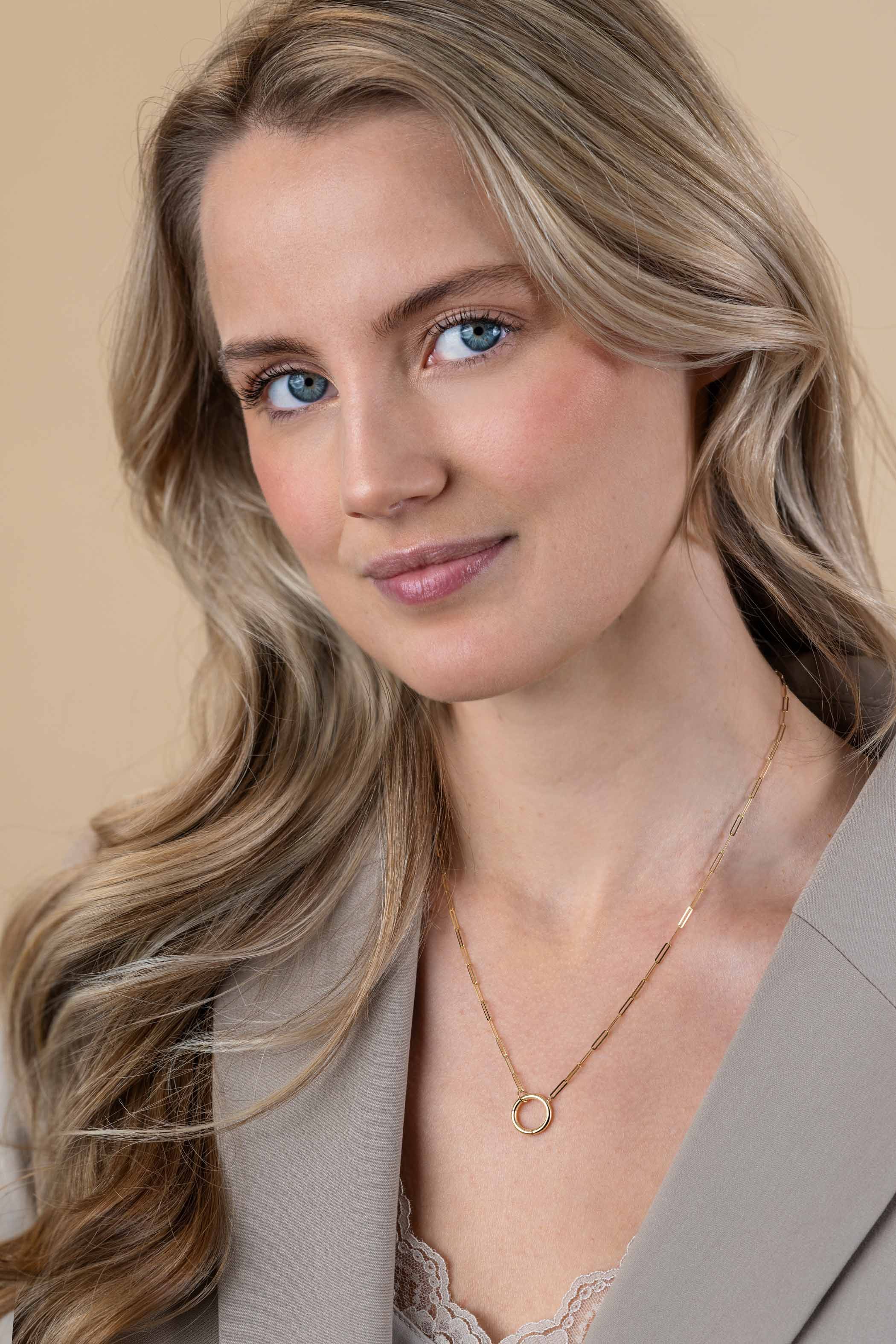 ZINZI Gold 14 karat gold paperclip necklace with a striking round front clasp, to which you can attach charms 45cm ZGC493
