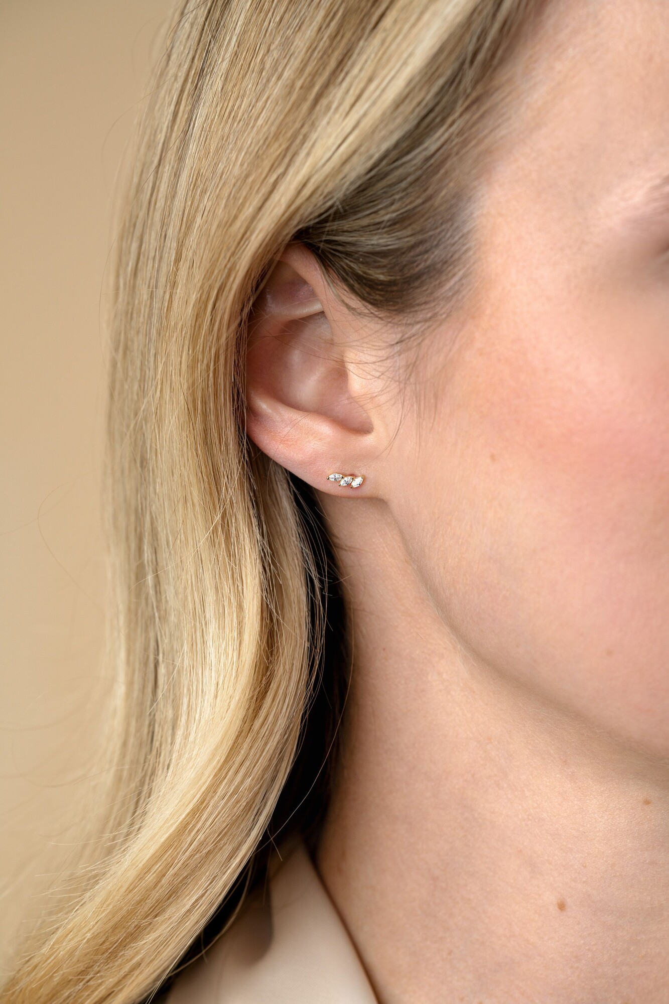 7mm ZINZI Gold 14 ct gold stud earrings with three oval white cubic zirconias ZGO518