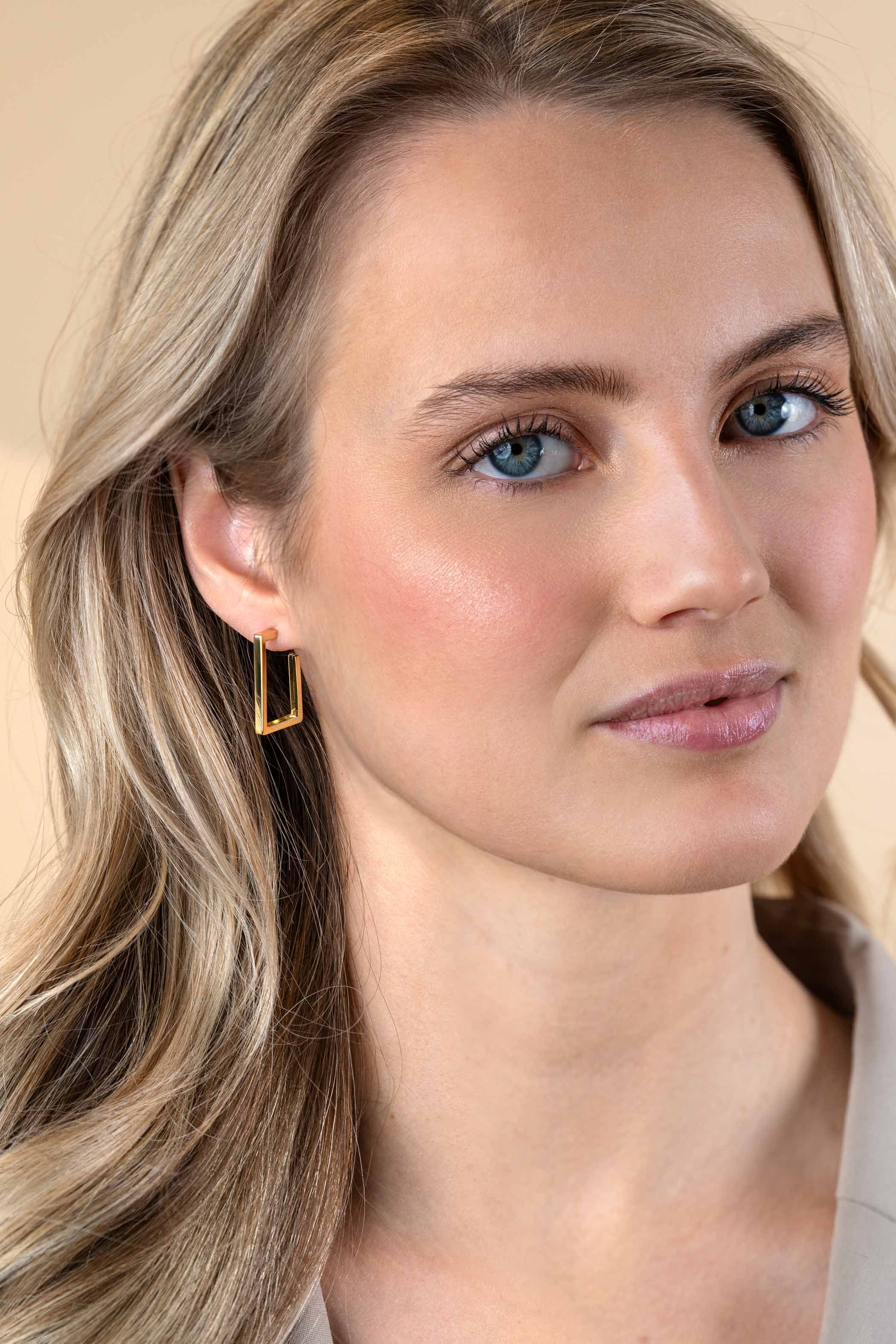 23mm ZINZI Gold 14 karat gold ear studs with large sleek square shape. Size 23 x 2.4mm. ZGO482
