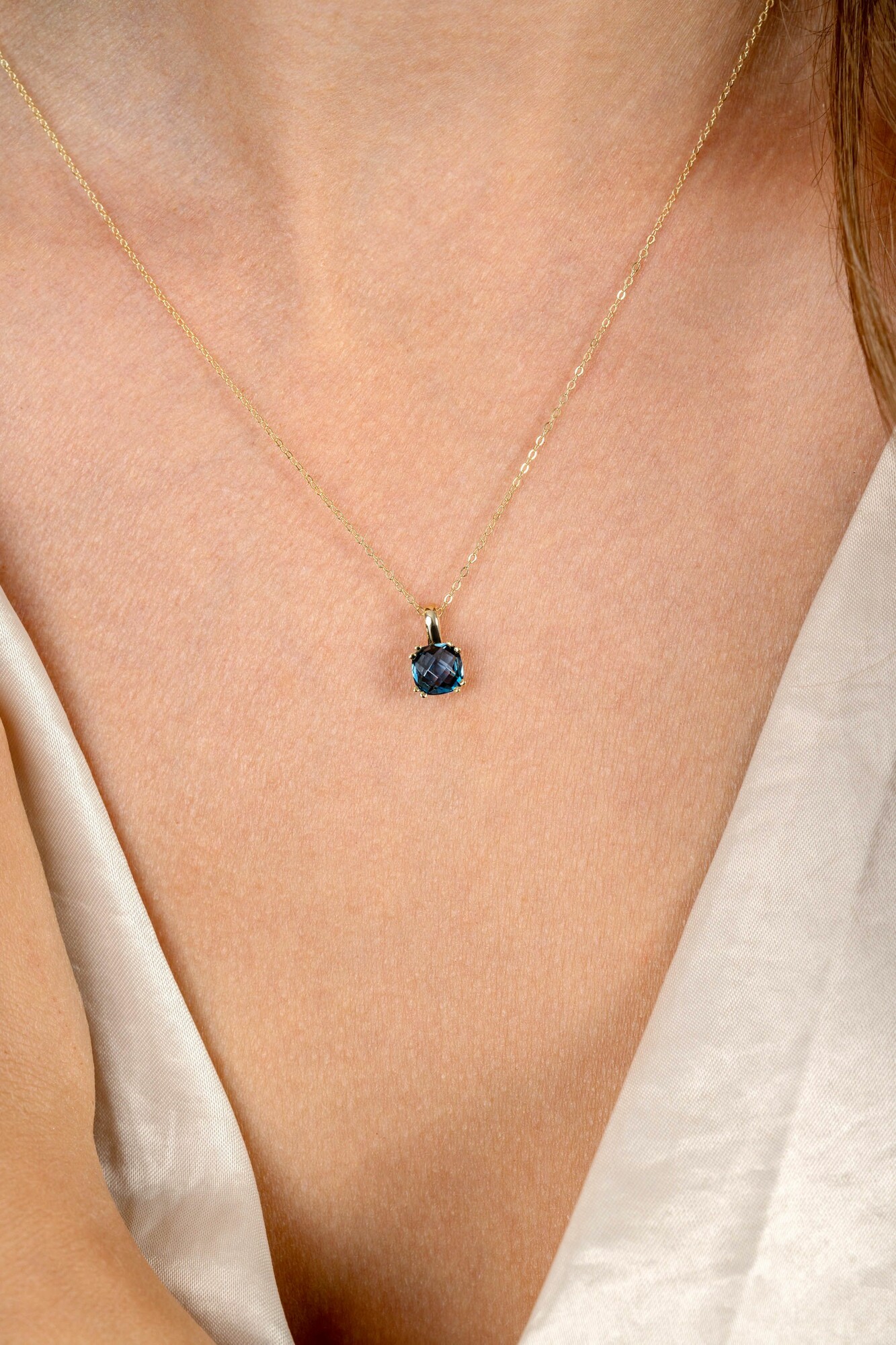ZINZI Gold 14 ct gold necklace with a chic square pendant set with London topaz 40-43cm ZGC537