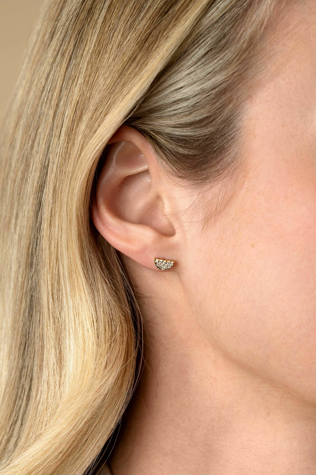 ZINZI 14K Gold Stud Earrings Crescent Moon Moon White Zirconia ZGO220