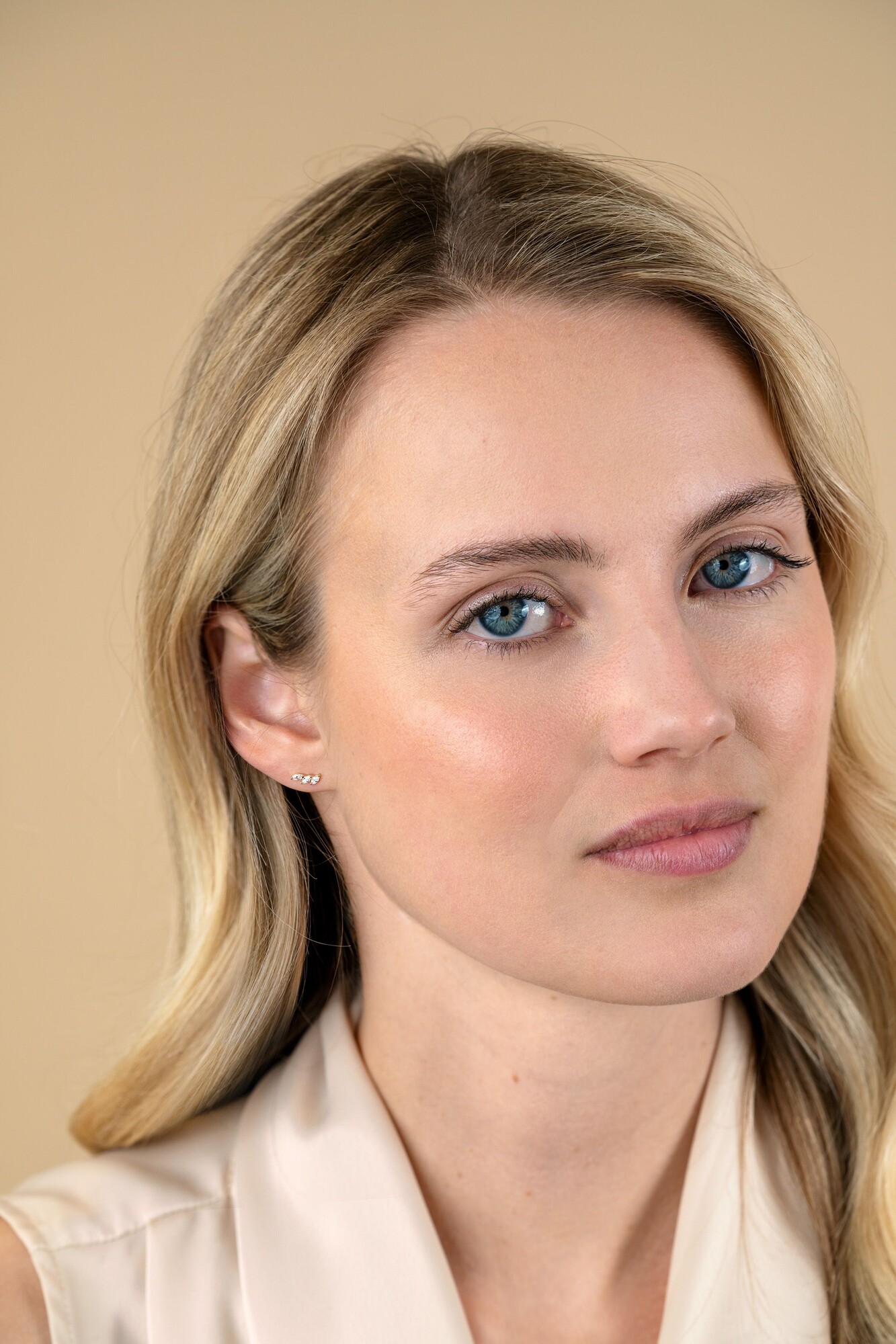 7mm ZINZI Gold 14 ct gold stud earrings with three oval white cubic zirconias ZGO518