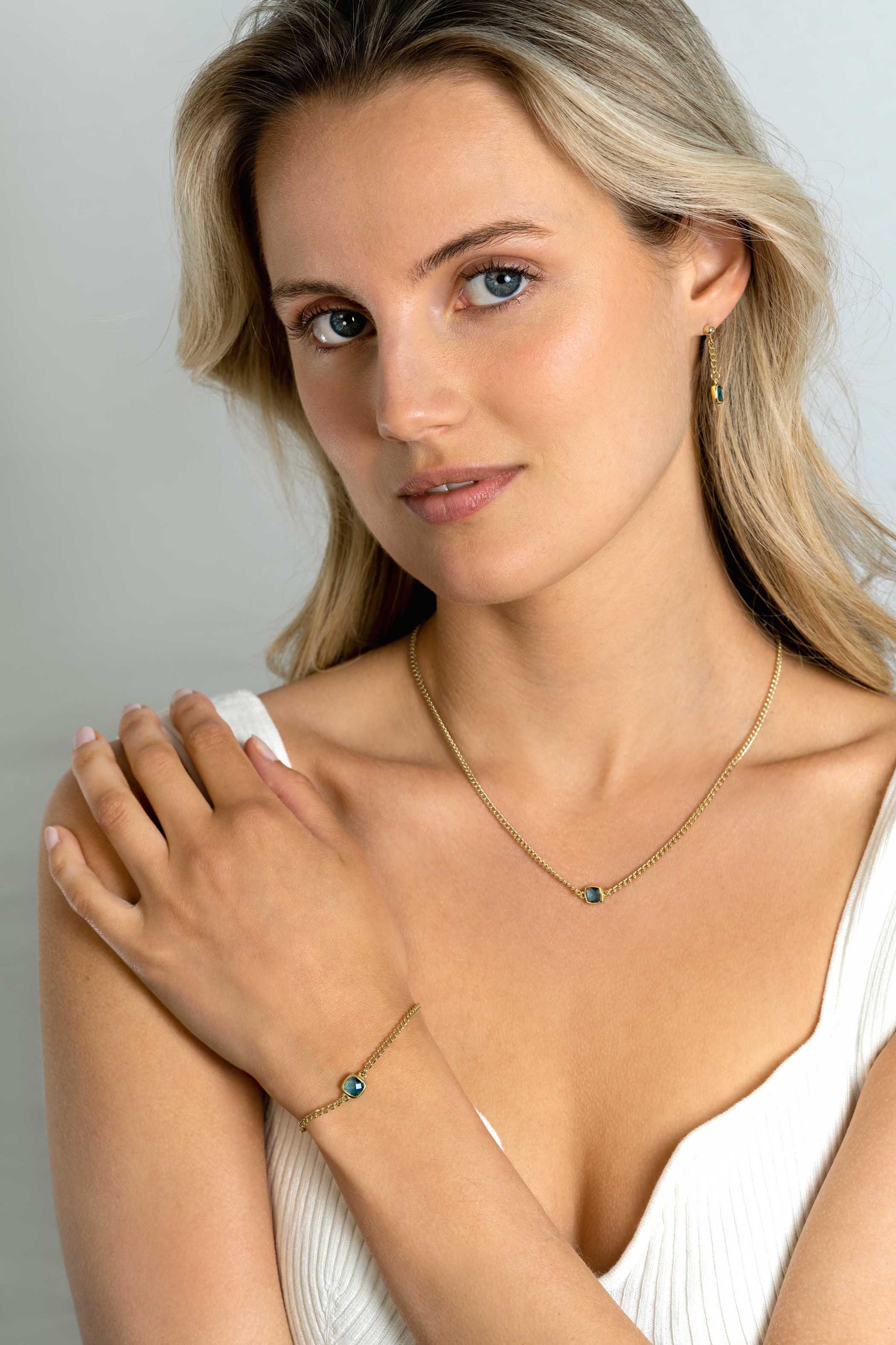 ZINZI Gold Plated Sterling Silver Curb Chain Necklace with Square Setting with Indigo Blue Color Stone 40-45cm ZIC2417G