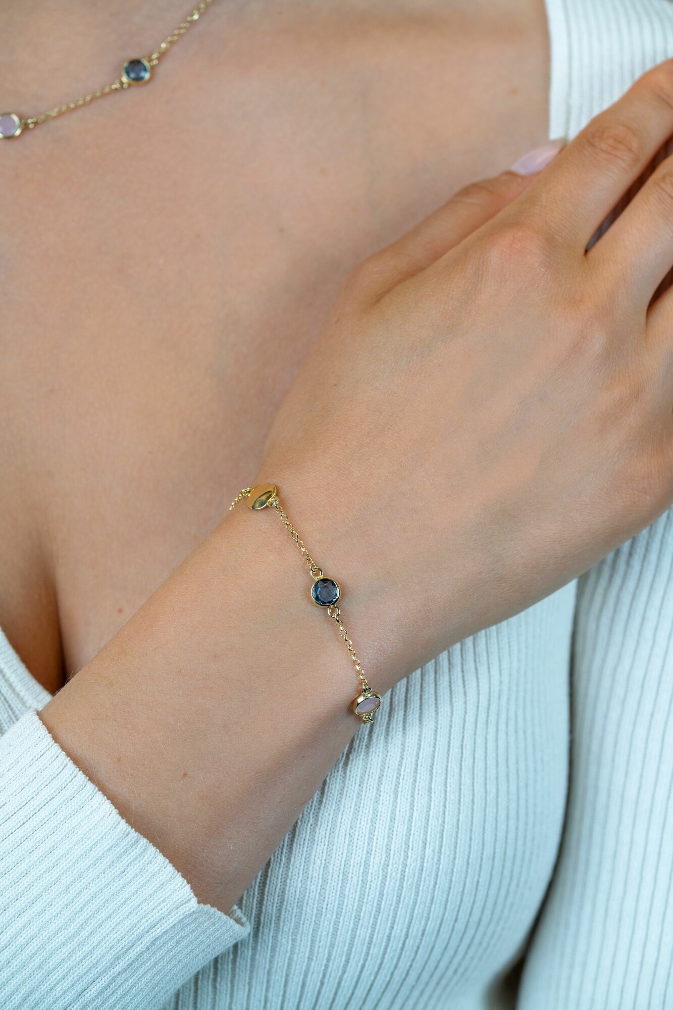 ZINZI zlv. armband gg.verg. blauw en roze kleursteen