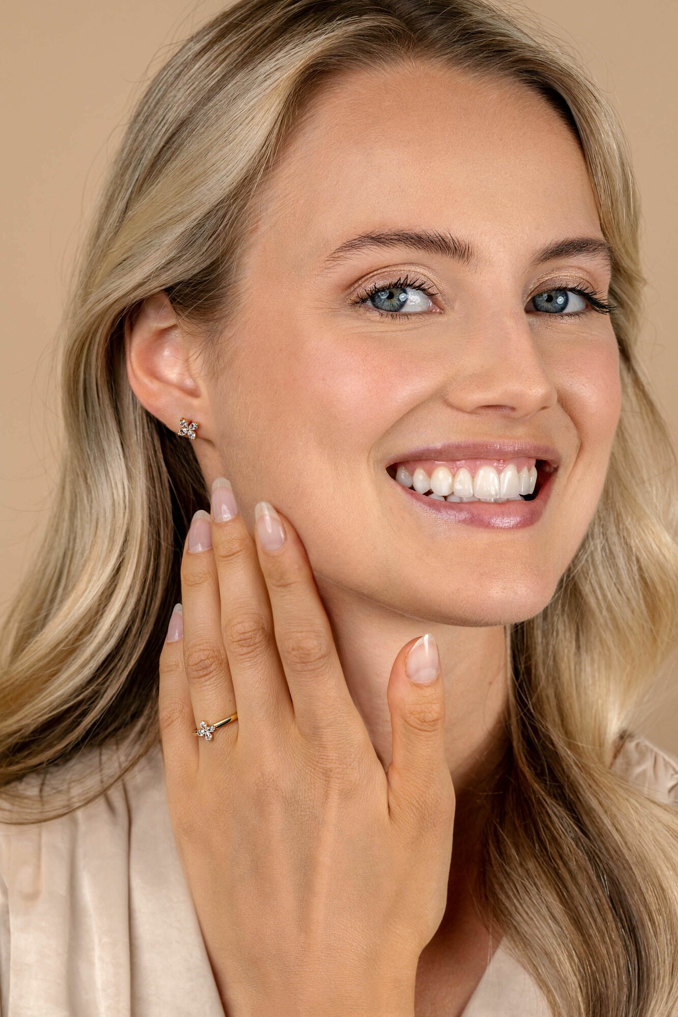 7.5mm ZINZI gold plated silver stud earrings with flower set with four teardrop-shaped white zirconia ZIO2624