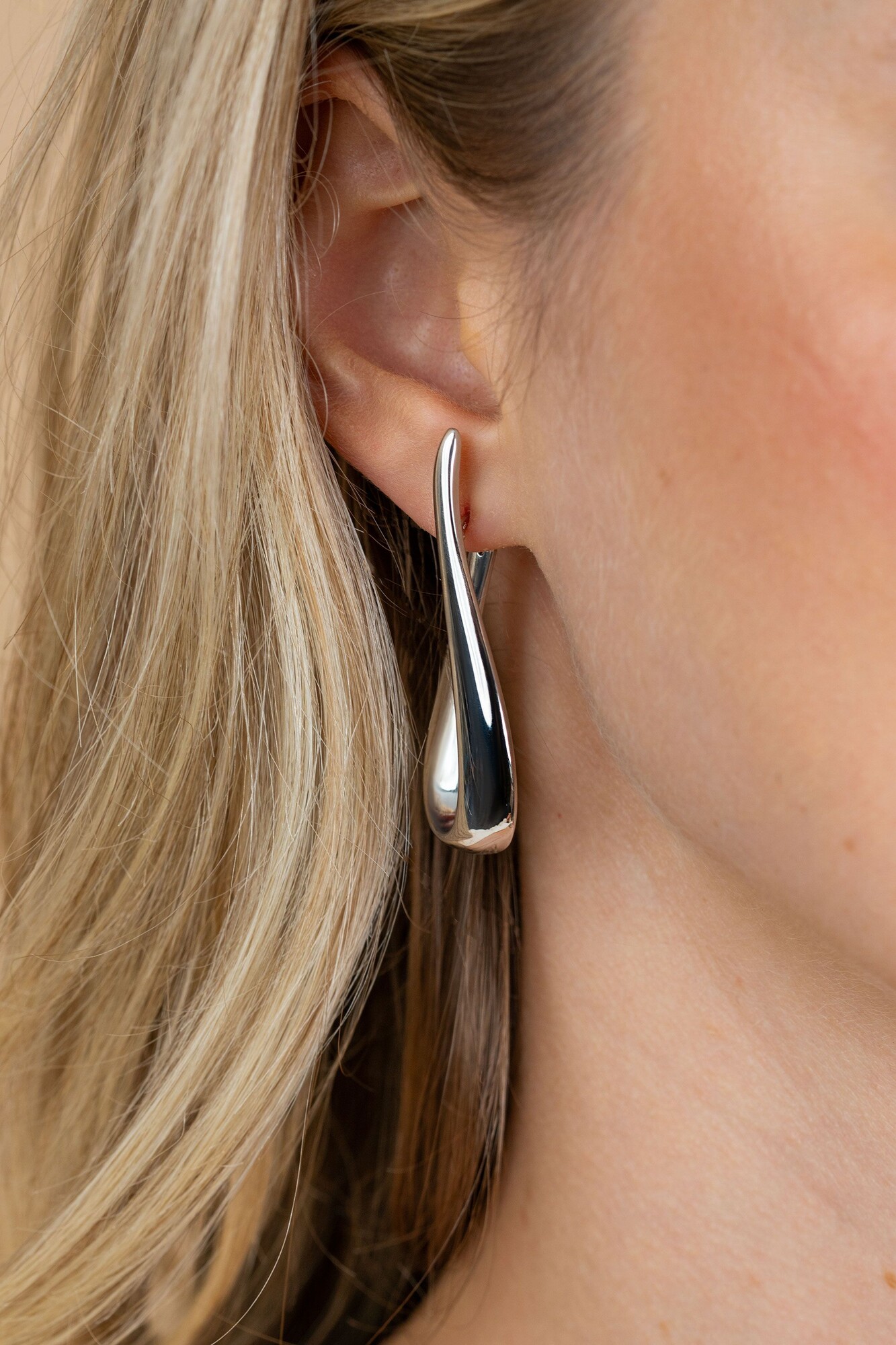 49mm ZINZI silver large hoop earrings in organic shape with a playful twist and convenient top closure ZIO2675