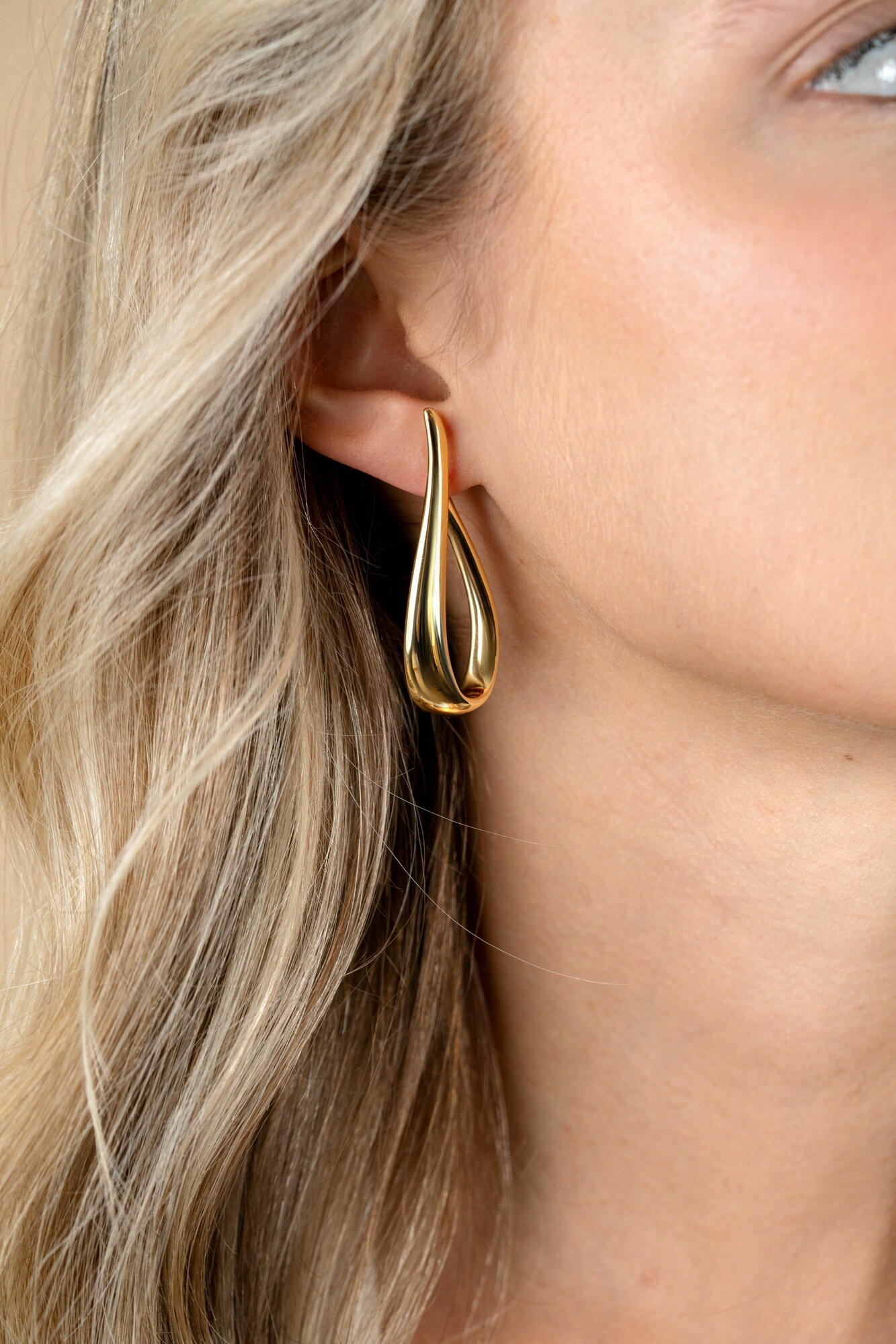 49mm ZINZI gold plated silver large hoop earrings in organic shape with a playful twist and convenient top closure ZIO2675G