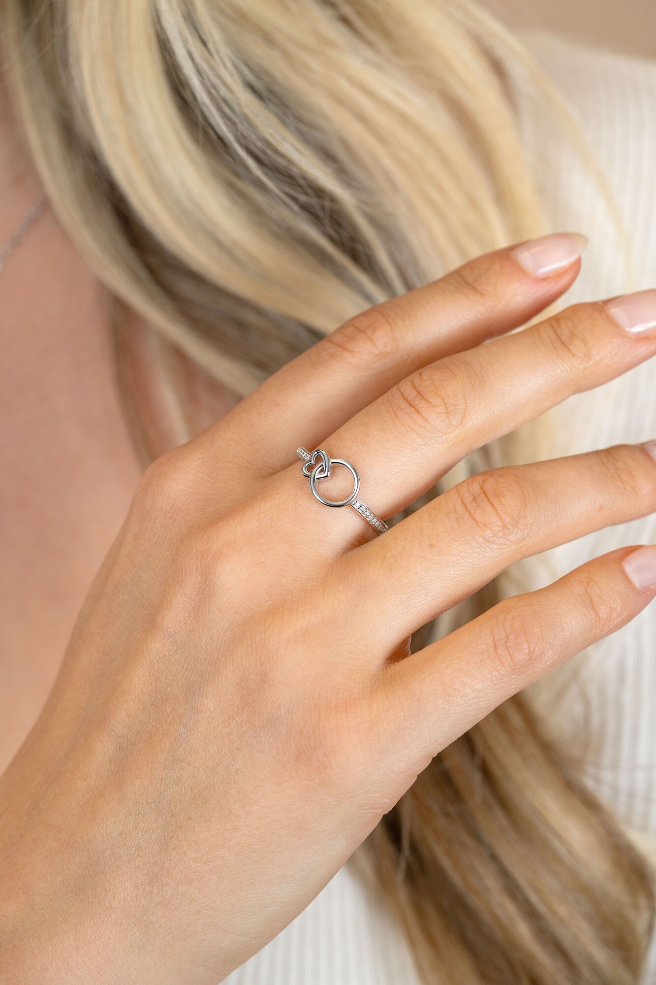 ZINZI zlv. ring verbonden rond/hart en zirc.mt.62