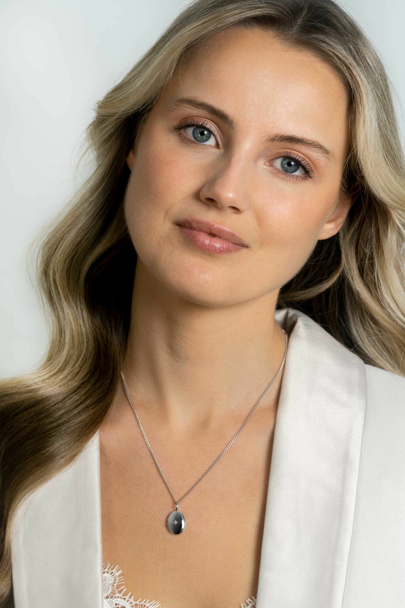 22mm ZINZI Sterling Silver Medallion Oval Set with White Zirconia ZIH2424 (excl. necklace)