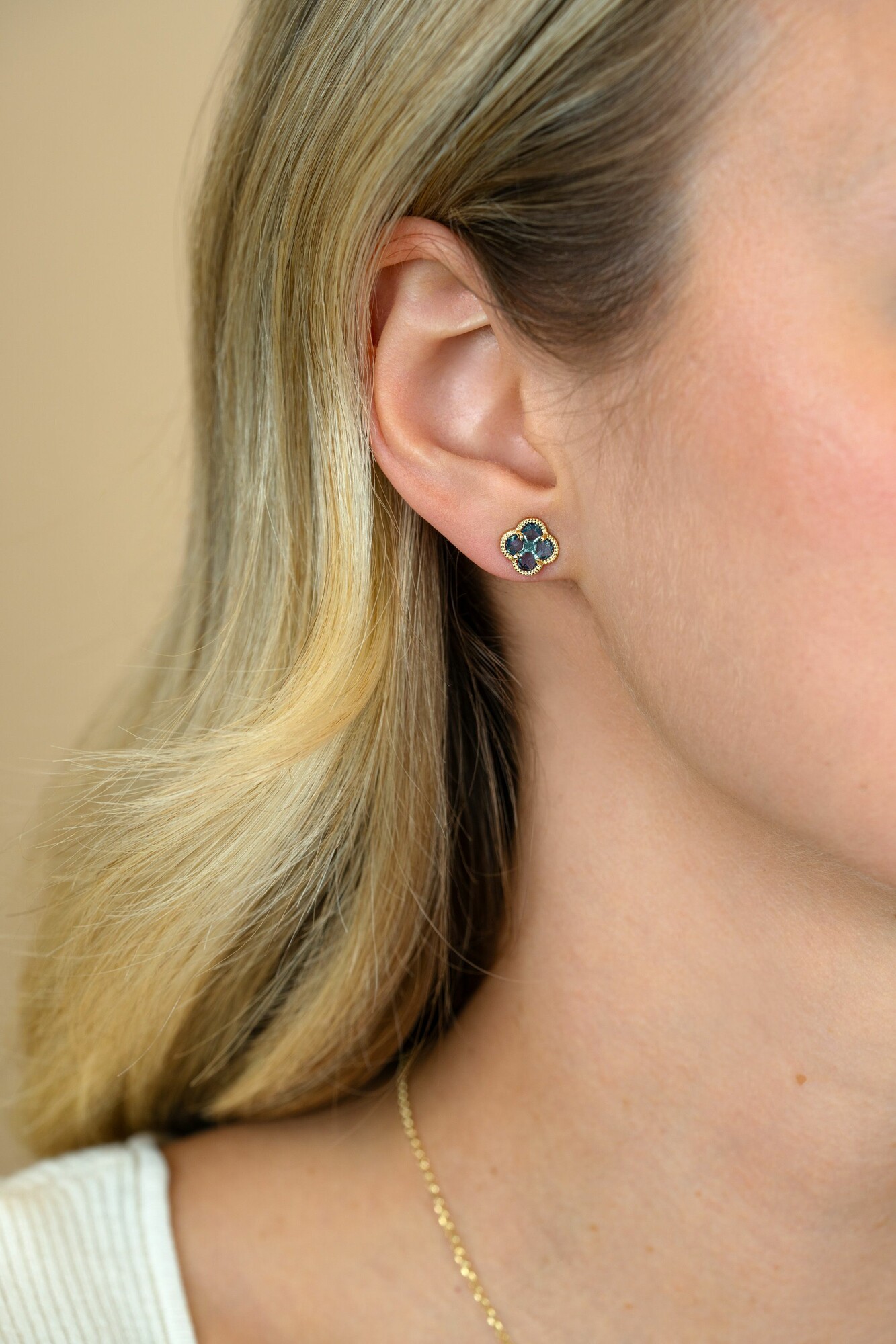 9mm ZINZI gold plated silver stud earrings in clover shape with light blue gemstone ZIO2662B