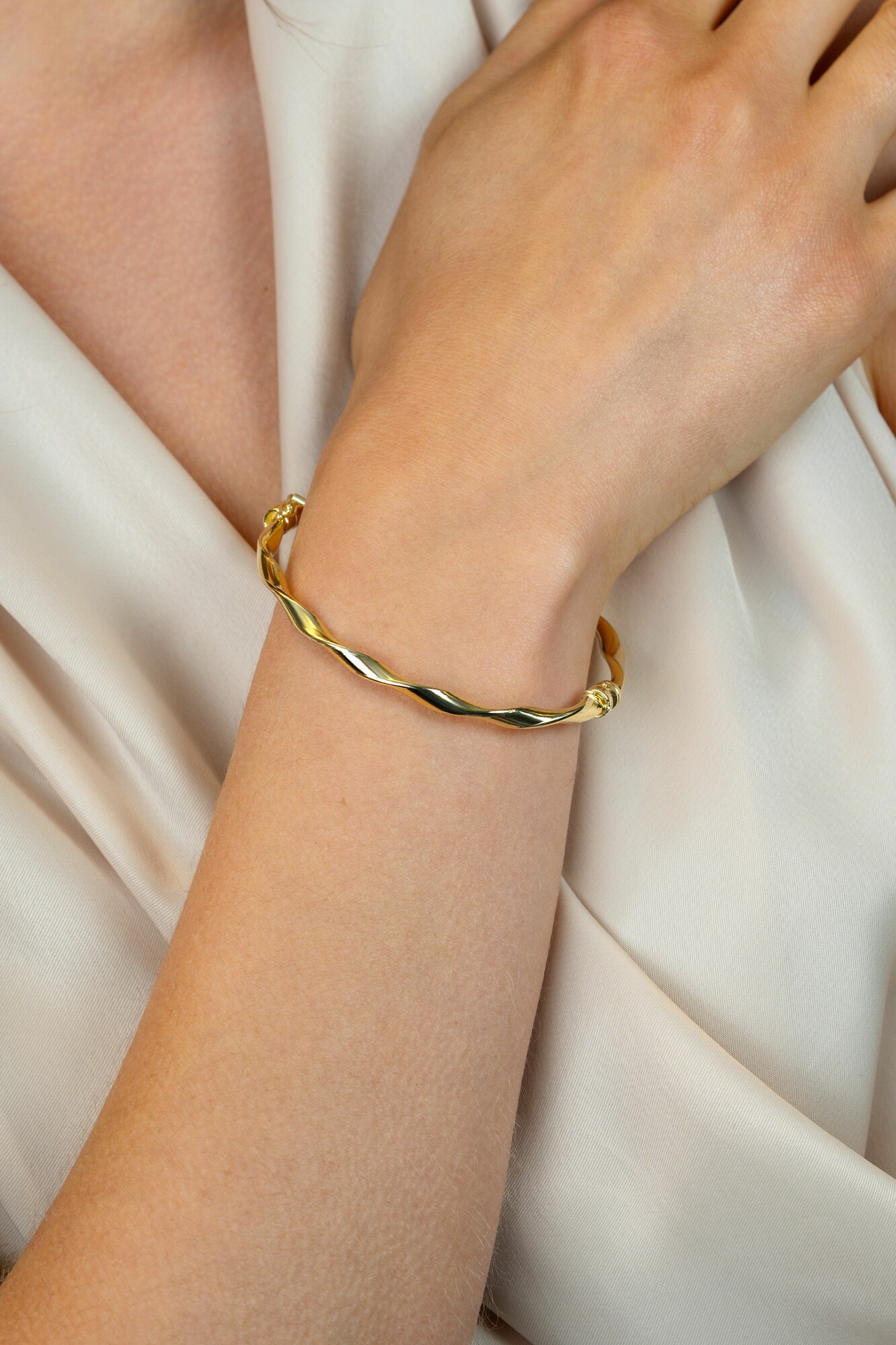 ZINZI zlv. bangle armband gg.verg. gedraaid 4mm