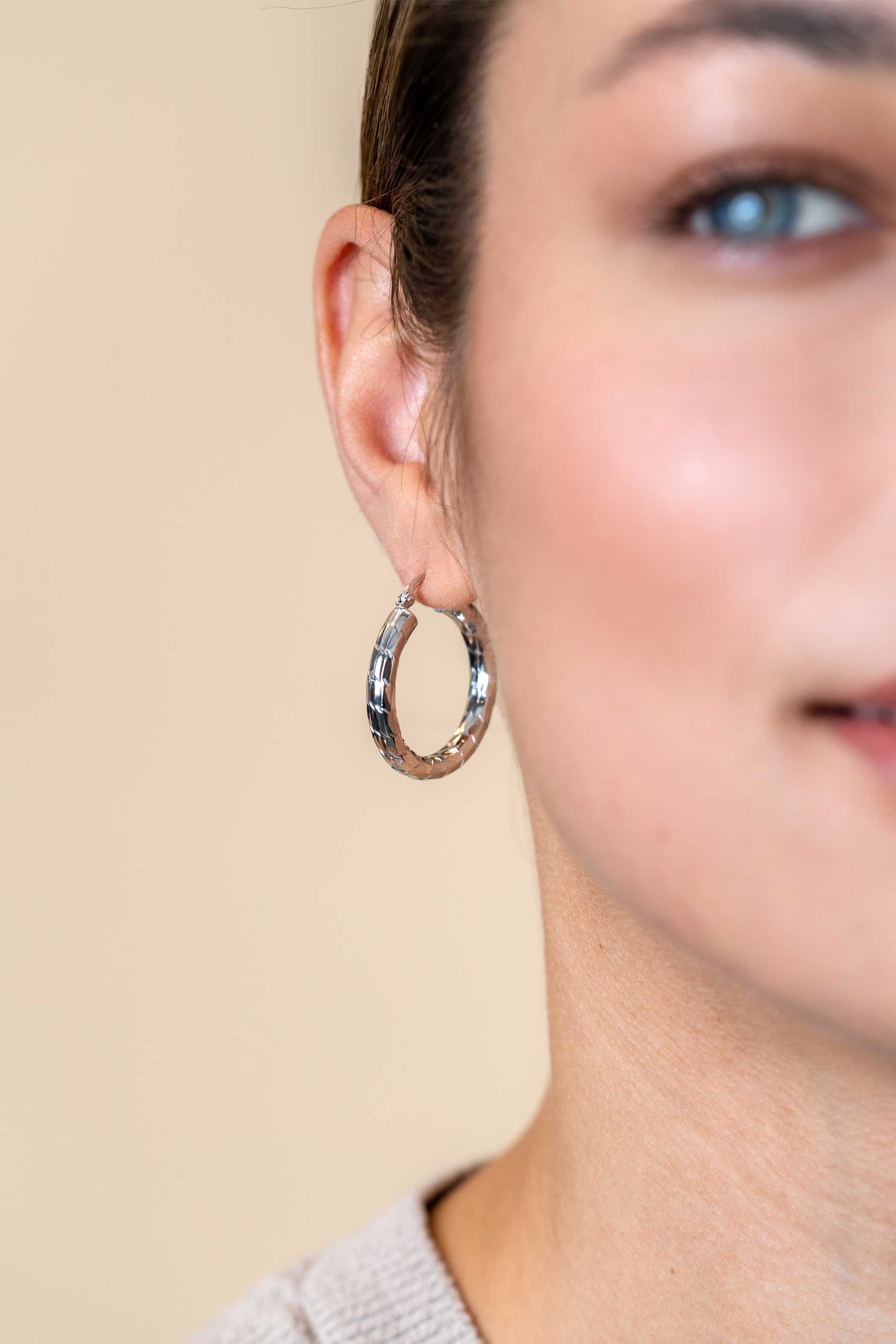 28mm ZINZI silver hoop earrings with beautifully crafted tube, 4.5mm wide, and convenient top closure ZIO2575
