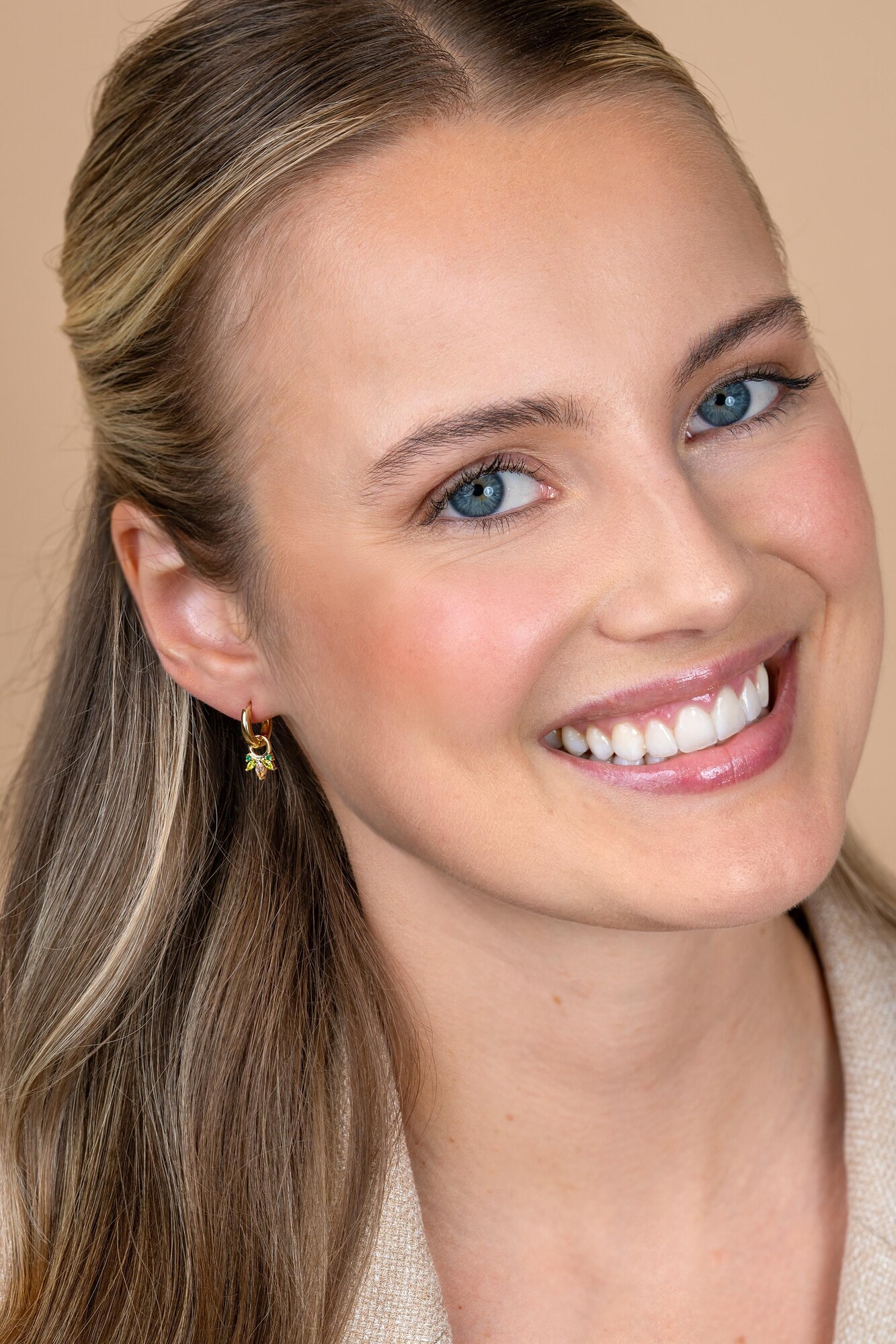 10mm ZINZI gold plated silver charm earrings with five playful settings in descending size, set with champagne, peridot and dark green gemstones ZICH2633GC (without hoops earrings)