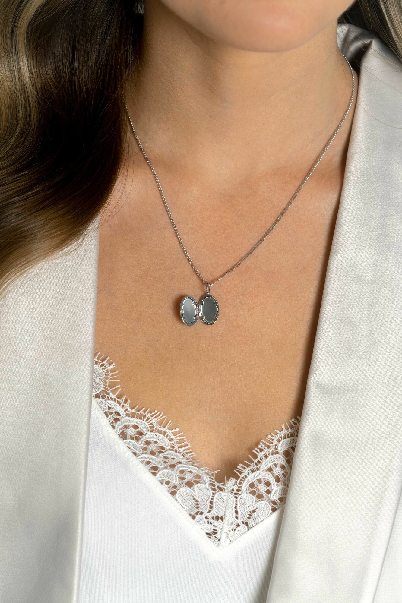 22mm ZINZI Sterling Silver Medallion Oval Set with White Zirconia ZIH2424 (excl. necklace)