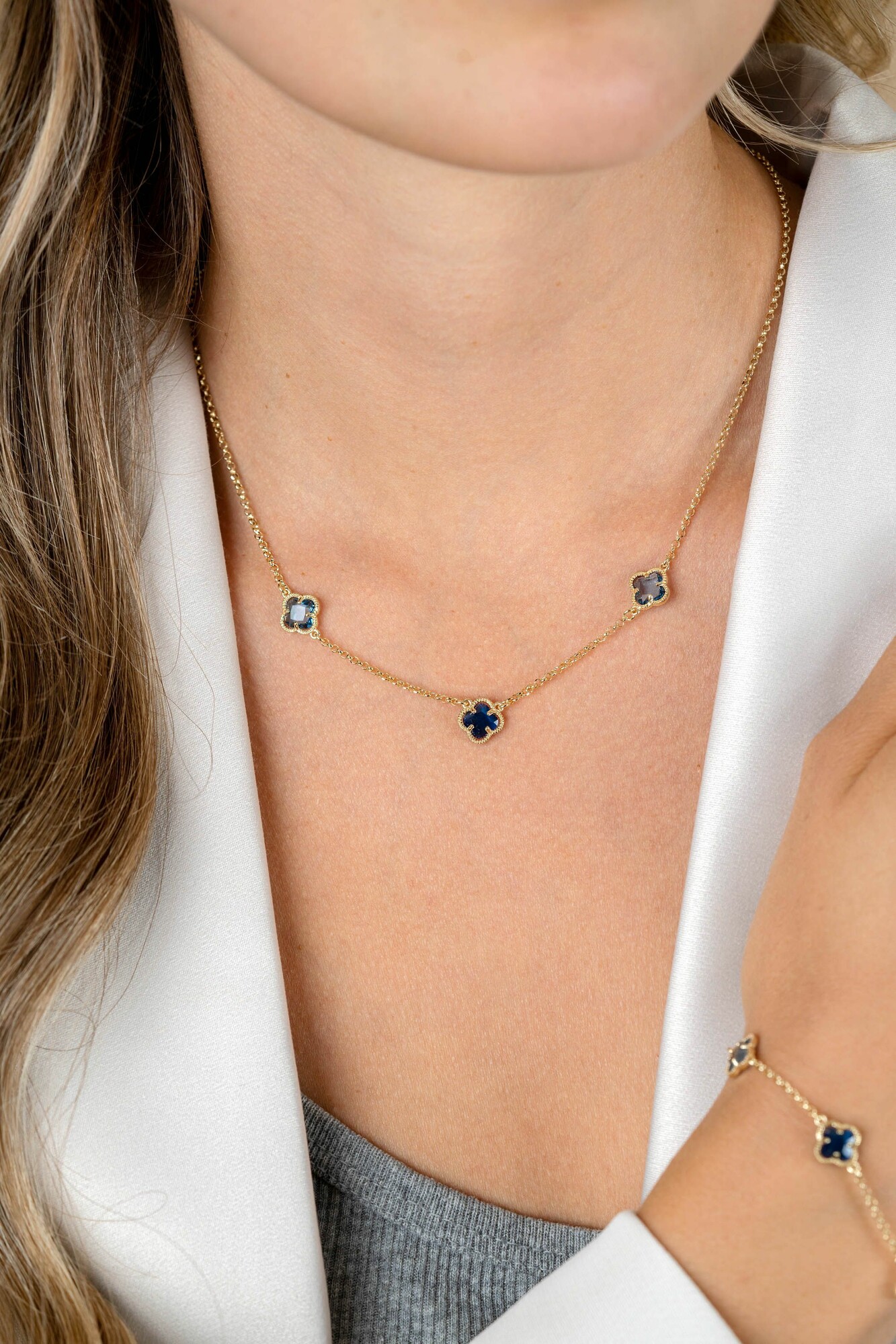 ZINZI gold plated silver link necklace with two light blue clovers and one dark blue clover 42-45cm ZIC2662B