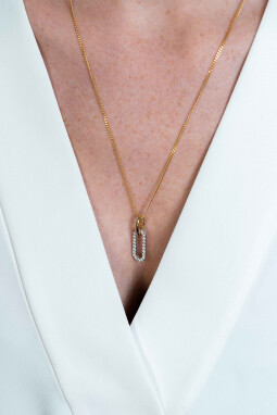 ZINZI zilveren hanger in ovale vorm (28mm), met witte zirconia's en glad geelverguld hangoog ZIH2156