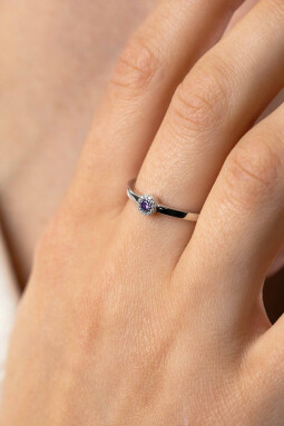 ZINZI Sterling Silver Ring Round Setting with Purple Color Stone and White Zirconias 4,5mm width ZIR2561