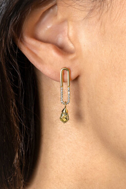 30mm ZINZI gold plated zilveren oorstekers met trendy open ovale vorm en peervormige hanger groen peridot ZIO2430