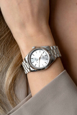 ZINZI Solaris horloge met zilverkleurige wijzerplaat, stalen kast 35mm en stalen band met clip-sluiting. Het Japanse uurwerk loopt op zon- en kunstlicht ZIW2102
