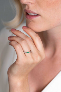 ZINZI Sterling Silver Luxury Bicolor Stackable Ring Baguette Green Zirconia ZIR2133G