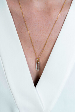 ZINZI zilveren hanger in ovale vorm (28mm), met witte zirconia's en glad geelverguld hangoog ZIH2156