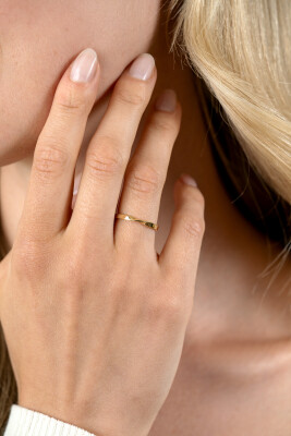 ZINZI Gold 14 ct gold smooth stacking ring with a twisted tube ZGR525