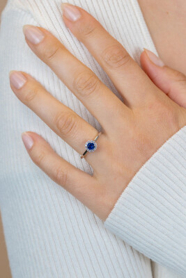ZINZI zlv. ring entourage blauw en zirconia's mt.62