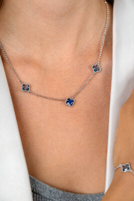ZINZI silver link necklace with two light blue clovers and one dark blue clover 42-45cm ZIC2663B