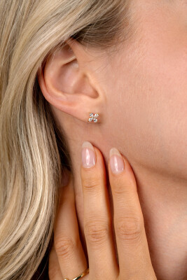 7.5mm ZINZI gold plated silver stud earrings with flower set with four teardrop-shaped white zirconia ZIO2624